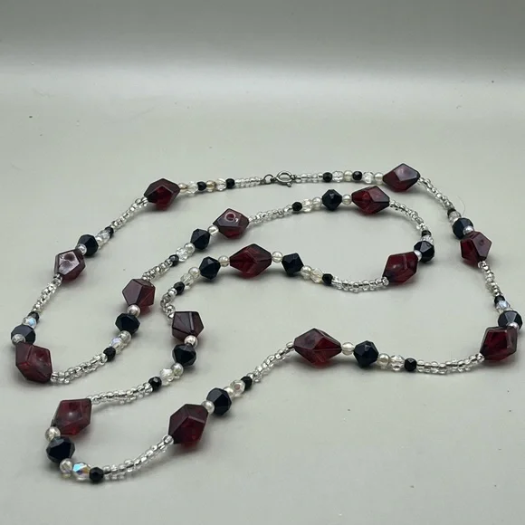 Elegant Red and Black Beaded Necklace - Picture 2 of 2